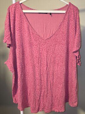 Voglio Pink Leopard Print V‑Neck Top | Size 2X | Short Sleeve Blouse